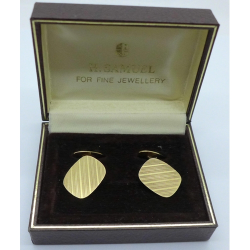 979 - A pair of 9ct gold cufflinks, 7.5g