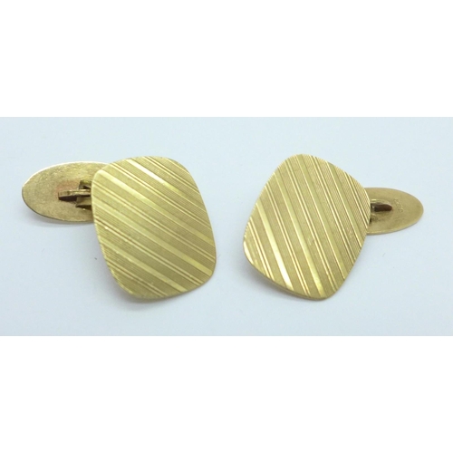 979 - A pair of 9ct gold cufflinks, 7.5g