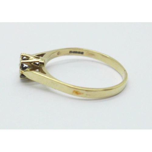 983 - A 9ct gold diamond solitaire ring, 1.4g, M