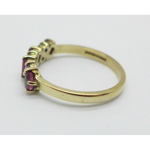 985 - A 9ct gold, ruby and diamond ring, 1.9g, M