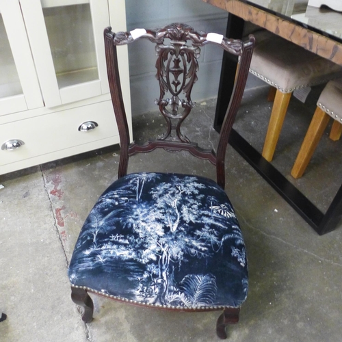 1513 - An upholstered nursing chair