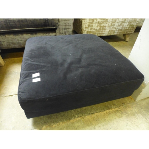 1551 - A black velvet square footstool