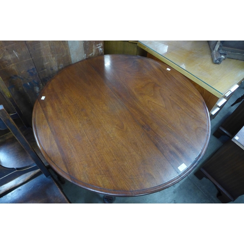 152 - A Victorian mahogany circular breakfast table