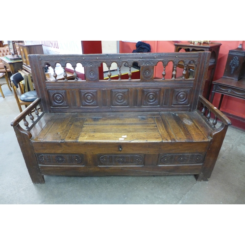 17 - A late 17th/early 18th Century continental carved elm settle