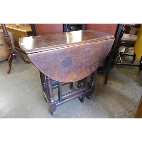 176 - A small George III oak gateleg table