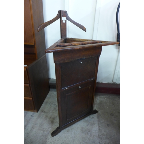 52 - A Compactum oak gentleman's corner valet stand