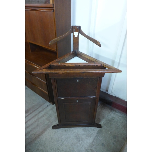 52 - A Compactum oak gentleman's corner valet stand