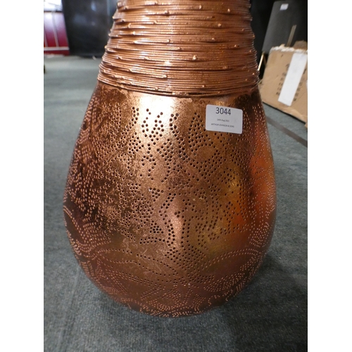 3044 - Copper effect Rosenblum table lamp ( 43cm tall ) * This lot is subject to VAT