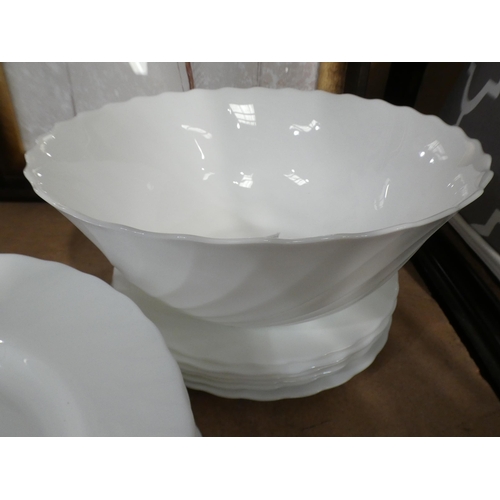 3058 - Quantity of Luminaire glass dinnerware * This lot is subject to VAT