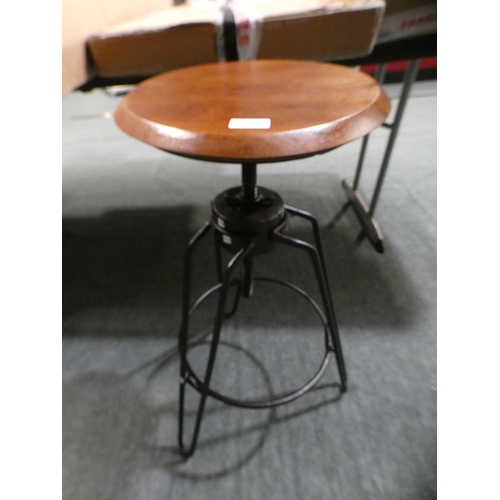 3198 - Black metal barstool with wooden seat * This lot is subject to VAT