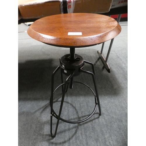 3198 - Black metal barstool with wooden seat * This lot is subject to VAT