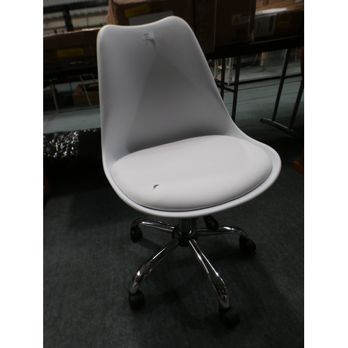 3200 - White leather effect swivel chair * This lot is subject to VAT