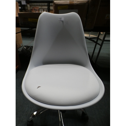 3200 - White leather effect swivel chair * This lot is subject to VAT