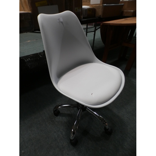 3200 - White leather effect swivel chair * This lot is subject to VAT