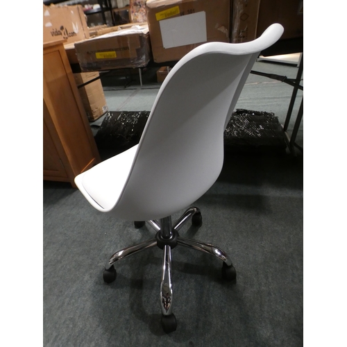 3200 - White leather effect swivel chair * This lot is subject to VAT