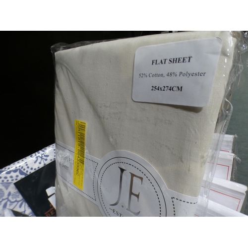 3263 - Quantity of flat and fitted sheets (different sizes) * This lot is subject to VAT