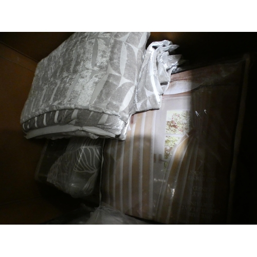 3265 - Quantity of curtains - approx. 10 in lot * This lot is subject to VAT