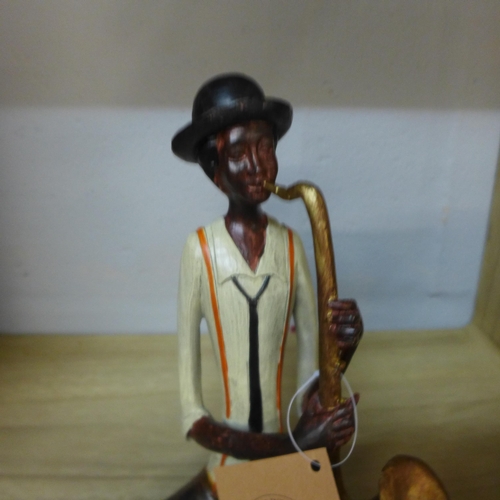 1418 - A sitting jazz band saxophonist, 38cms (026011)   #