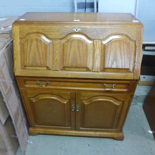 1682 - A Jentique oak bureau