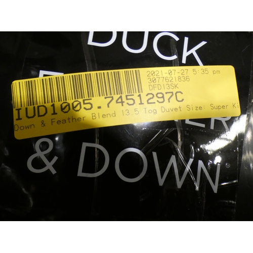 3076 - Duck feather and down luxury superking duvet (13.5 tog) * This lot is subject to VAT