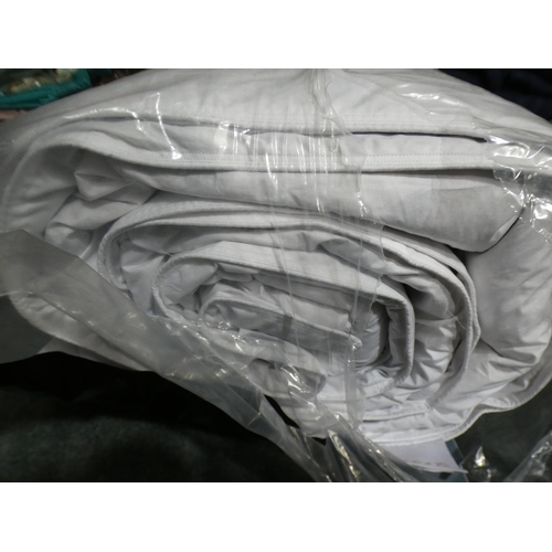 3076 - Duck feather and down luxury superking duvet (13.5 tog) * This lot is subject to VAT