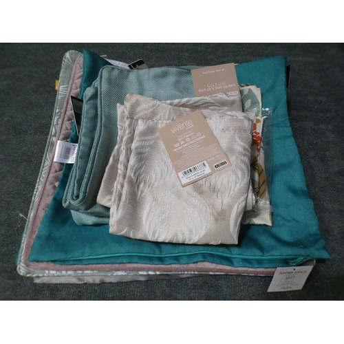 3077 - Quantity of cushion covers * This lot is subject to VAT