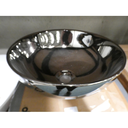 3082 - Silver round metal basin * This lot is subject to VAT