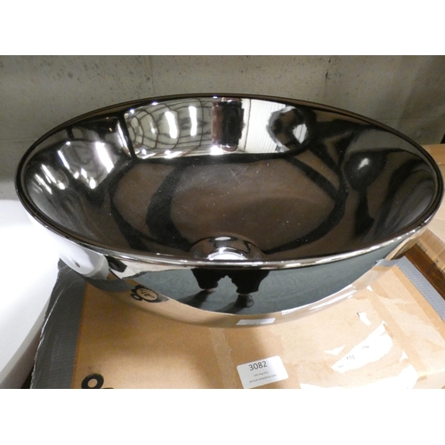 3082 - Silver round metal basin * This lot is subject to VAT