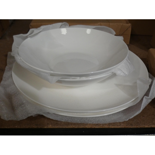 3029 - Quantity of Maxwell and Williams Coupe ceramic dinnerware * This lot is subject to VAT