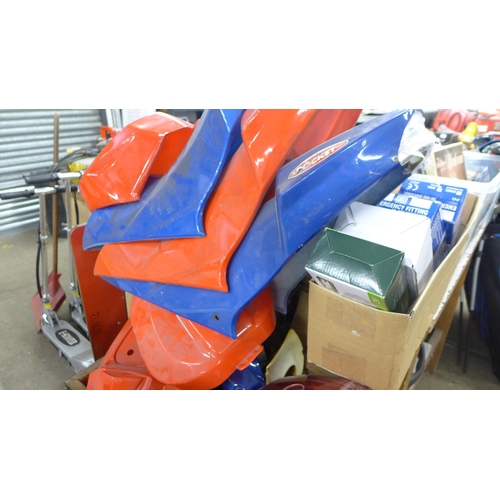 2369 - Large qty. of bike, motorbike & quad bike plastics