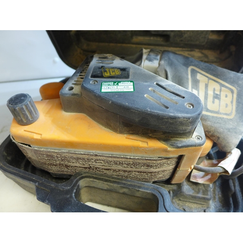 2026 - JCB 240v, 810w belt sander in case