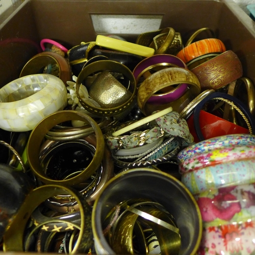 2124 - Box of 200 bangles