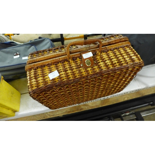 2457 - Picnic basket with picnic set & Sparkright stove