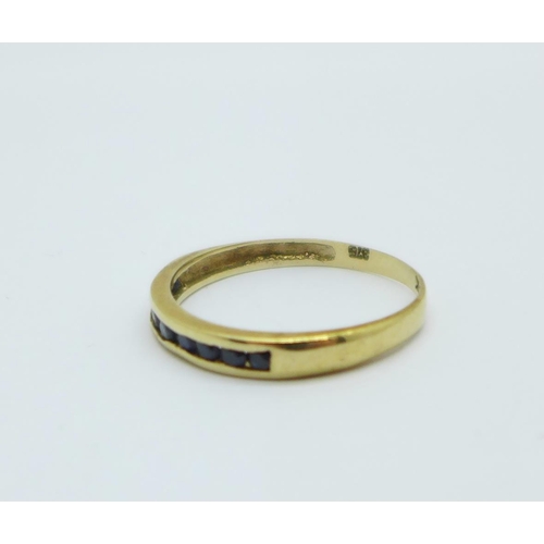 1296 - A 9ct gold and sapphire ring, 1g, O