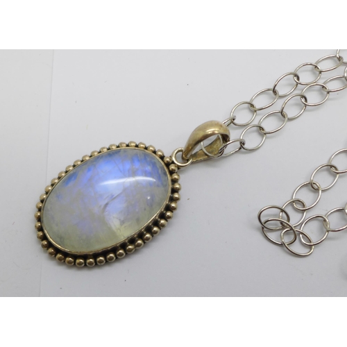 1298 - A silver and quartz pendant and silver chain