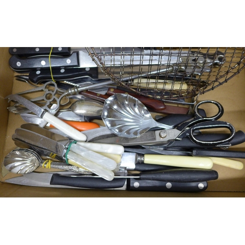 1129 - A collection of kitchen knives, etc. **PLEASE NOTE THIS LOT IS NOT ELIGIBLE FOR POSTING AND PACKING*... 