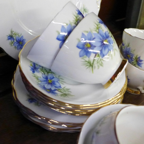 689 - A Colclough tea service, five cups, one a/f, five saucers, six side plates, sugar, cream and a cake ... 