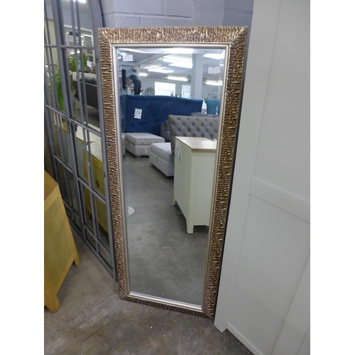 1471 - A Zelma champagne finish ridged wall mirror, 133cms x 53cms (110210738)   #