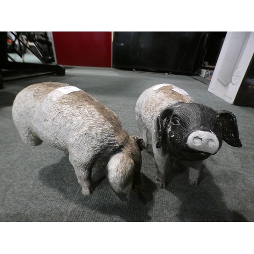 3034 - A pair of fibreglass pigs (approx. 7