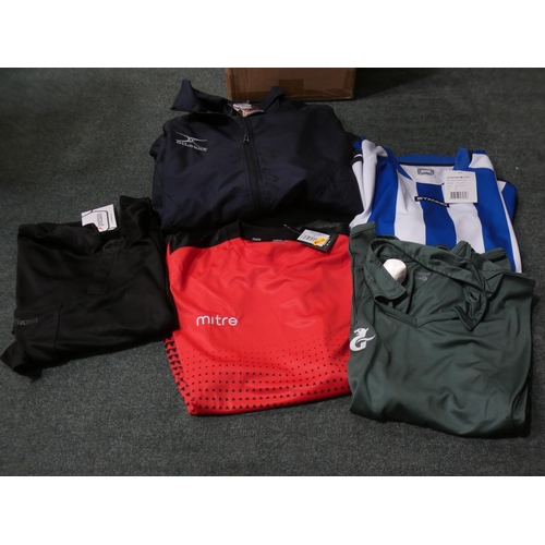 3048 - Quantity of men's sportswear:- mainly t-shirts (mixed sizes and styles) * This item is subject to VA... 