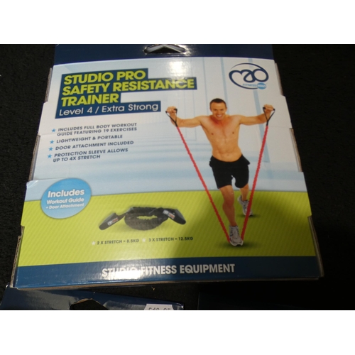 3082 - 2 Pilates balls (25cm) and 3 resistance training tubes * This item is subject to VAT