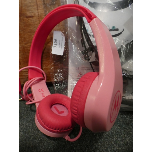 3156 - Pair of Kid's Motorola Headphones (231-152) and Pack of Face Shields (231-32) * This lot is subject ... 