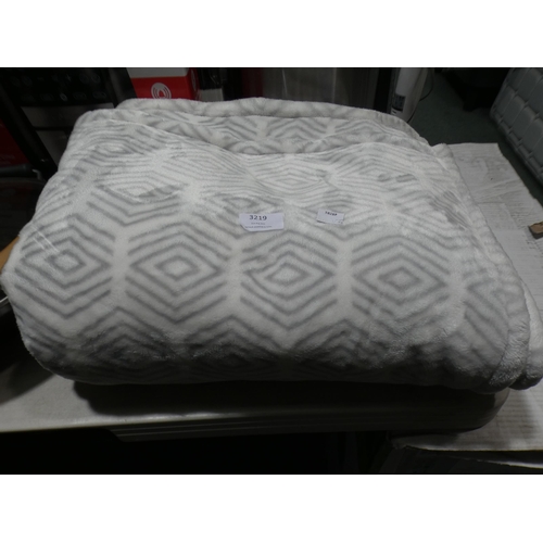 3219 - Urban Plush Throw (60cm x 70cm) (232-306) * This lot is subject to VAT