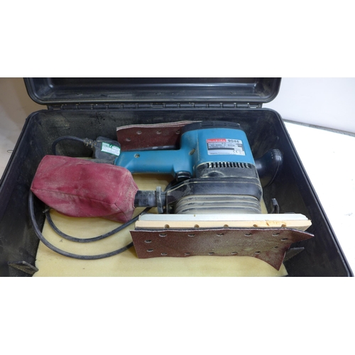 2024 - Makita 9046 240v/600w sander in case - W