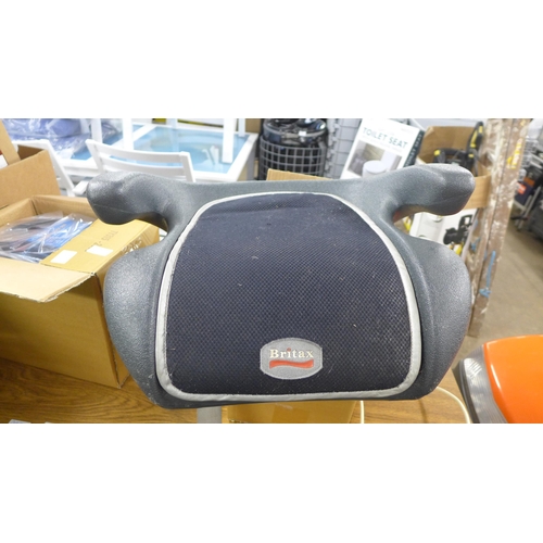 2066 - 2 Children's car seats plus booster seat