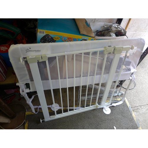 2087 - Stairgate with Dream Baby bed guard