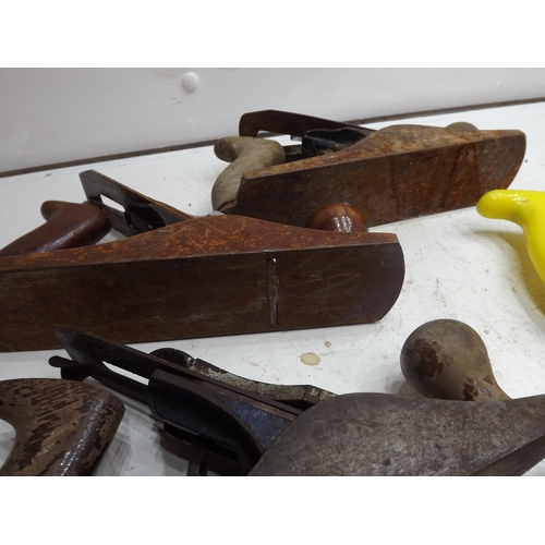 2035 - 6 Assorted wood planes (Record No4, Hilka, etc)