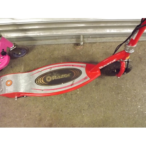 2078 - Two electric scooters; Razor & Eskoot - both with battery - no charger (Police repossession)