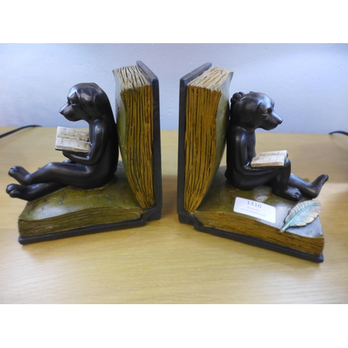 1332 - A pair of dog reading bookends, H14cms (DBE43317)   #