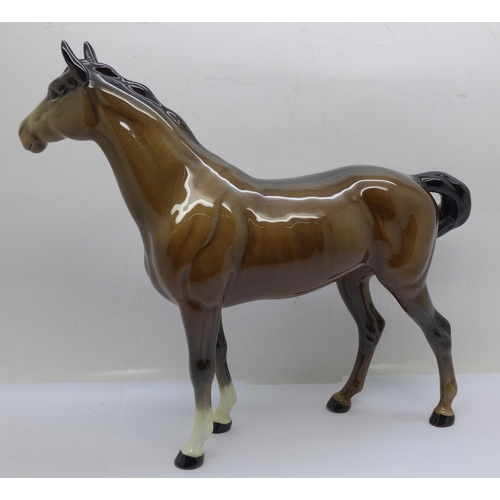 609 - A Beswick brown hunter mare, looking to the right